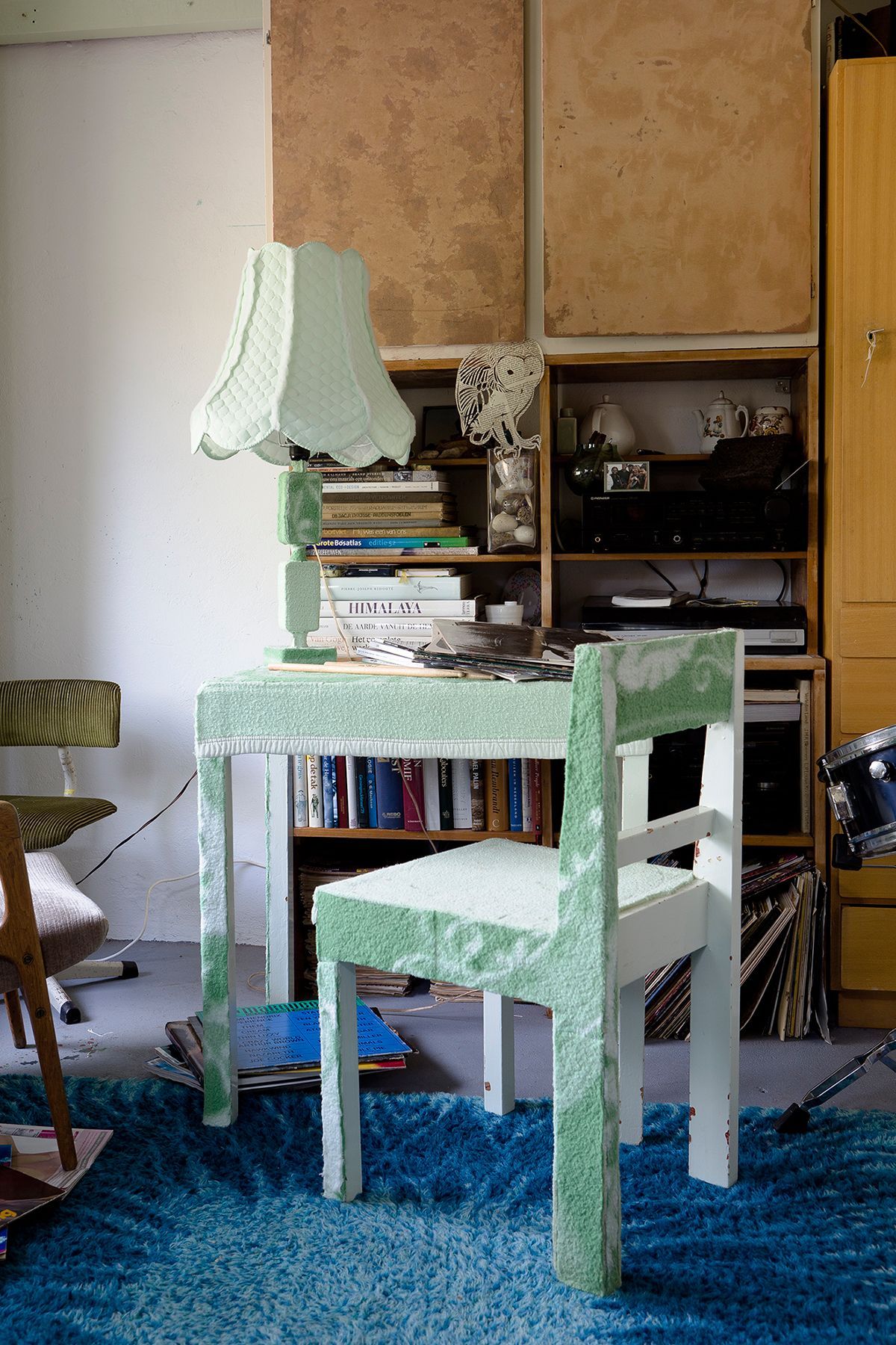 Stoel, tafel lamp. 