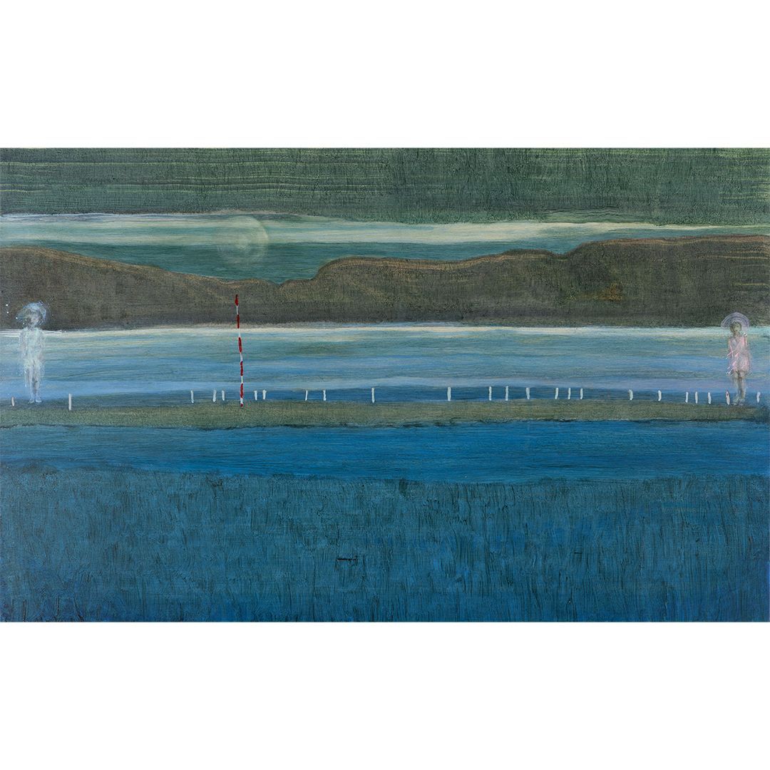 Abstract landschap met blauw water, een verre kustlijn en twee kleine figuren aan de randen.