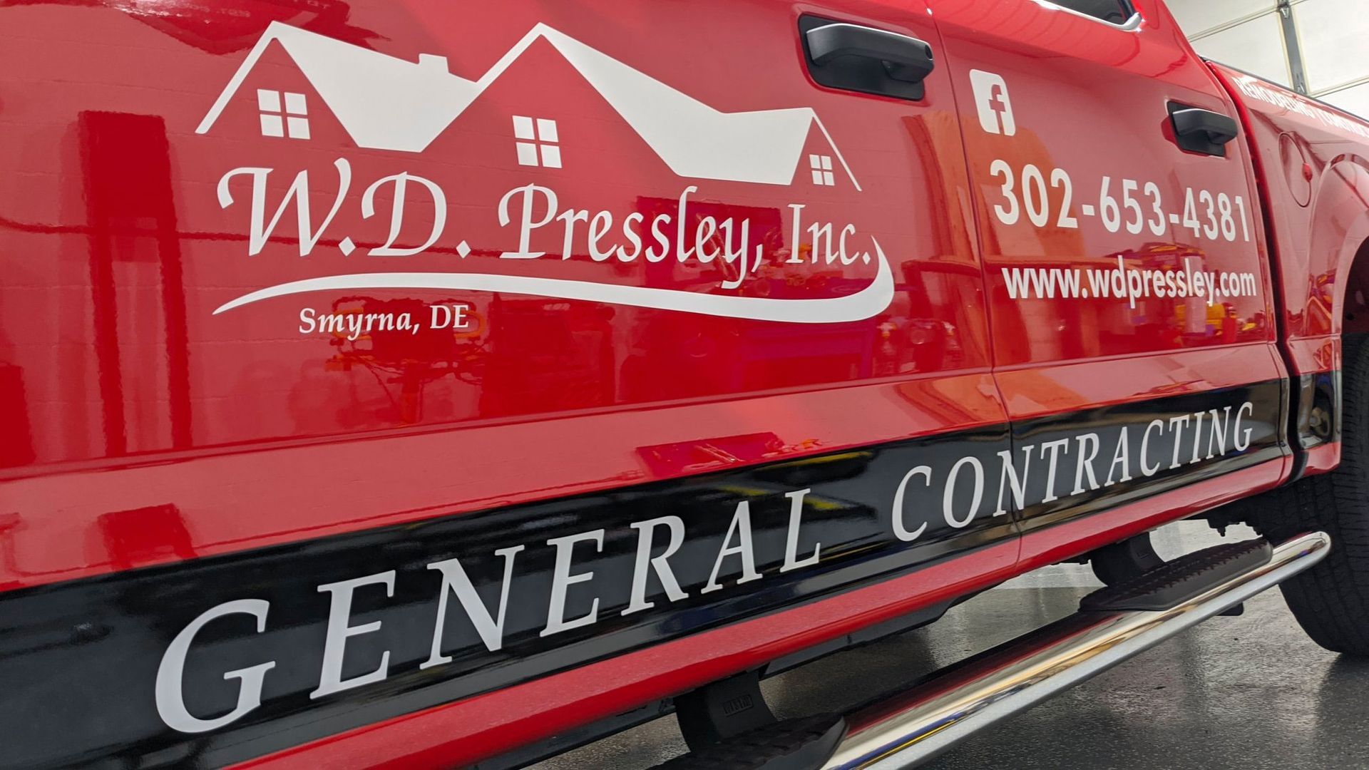 logo at the car