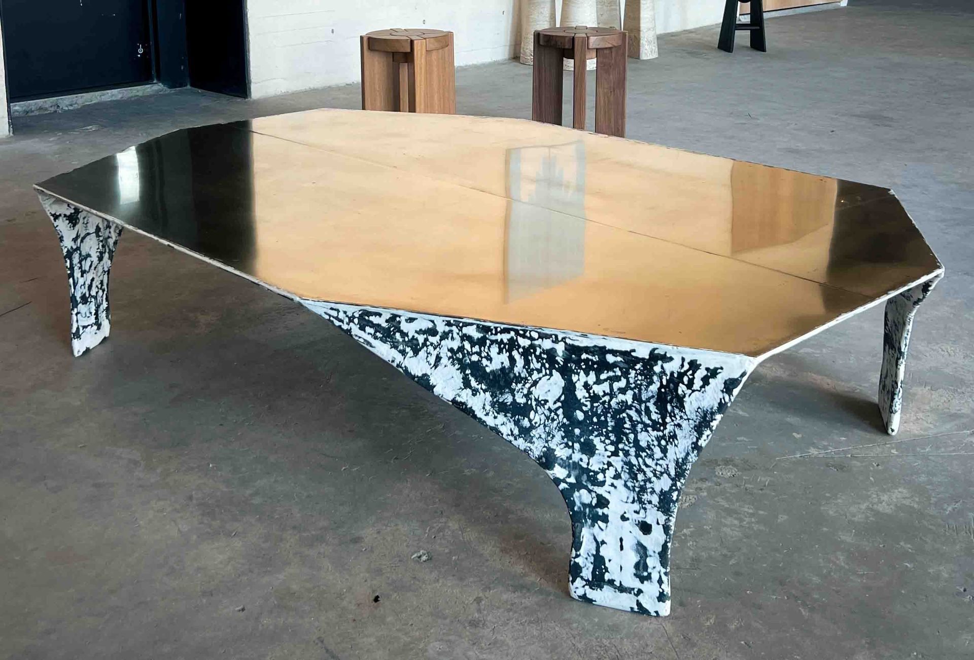 A table with a black top and white legs in a room