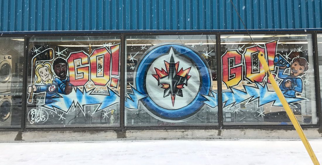 A building with graffiti on it that says go go go