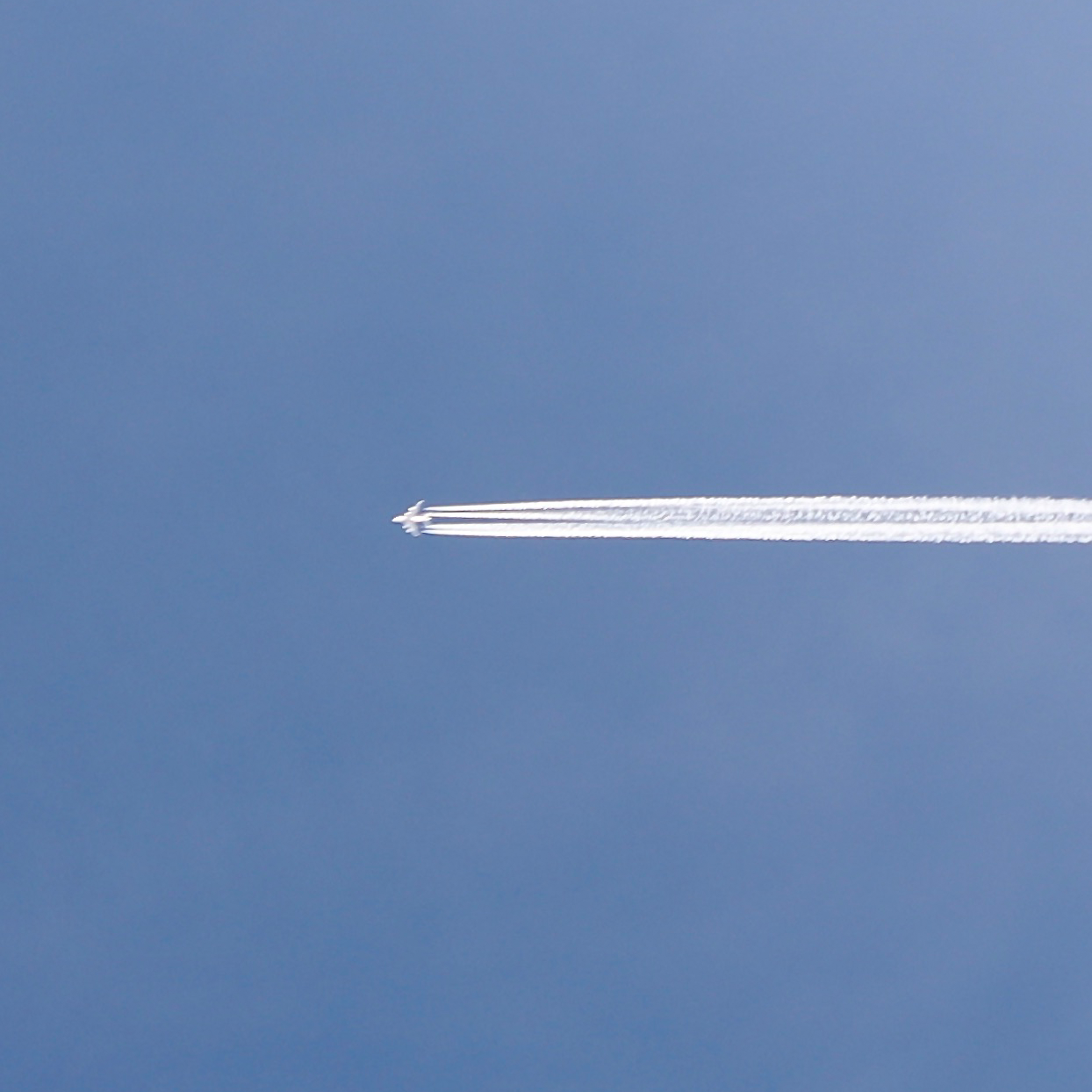 Flugzeug am Himmel
