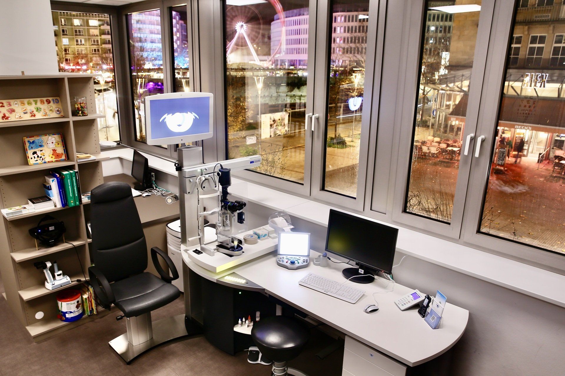 Ophthalmologische Untersuchungseinheit bei Nacht, Fotografie