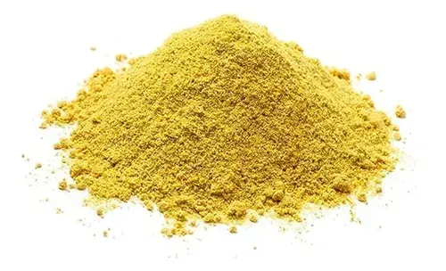 Polvo amarillo amontonado en un montón.