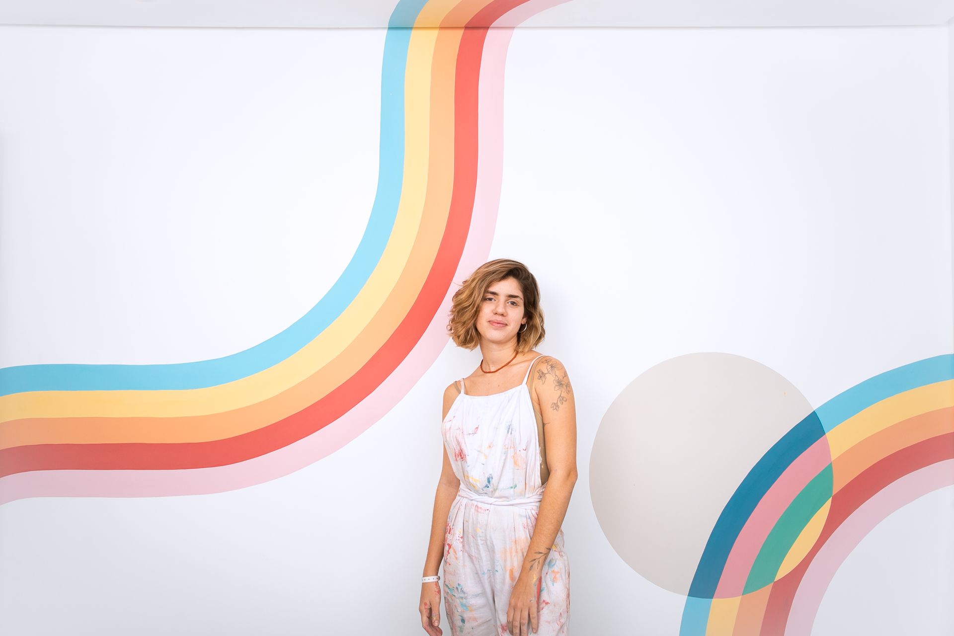 Bea Guimarães com o mural no apartamento 106 do hotel.