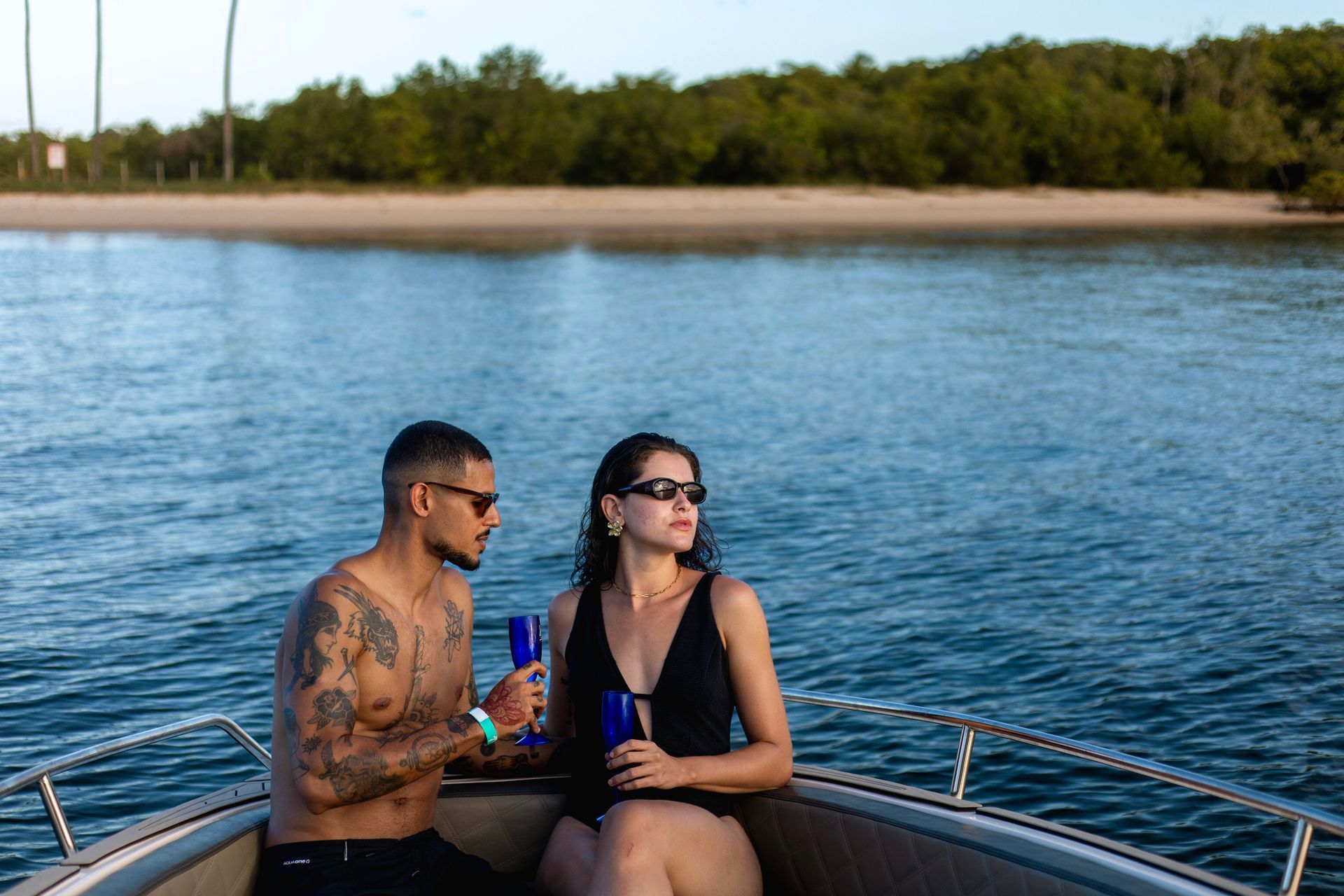 Casal desfrutando de passeio de lancha, apreciando a paisagem e momentos especiais sobre as águas.