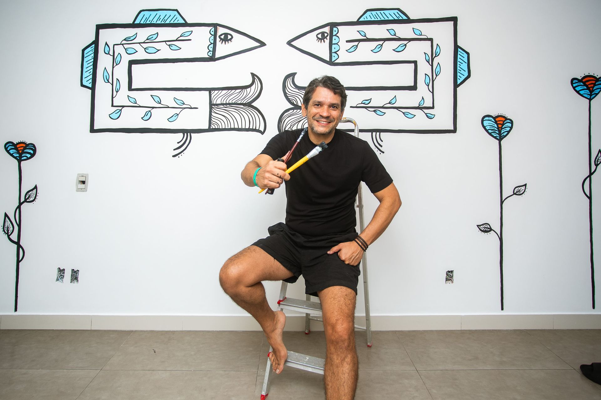 Betinho com o mural no apartamento 104 do hotel.