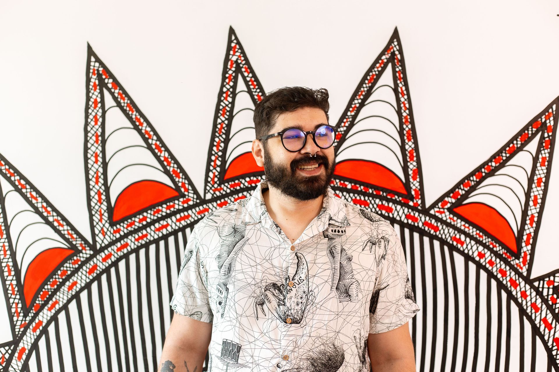 Diego Martins com o mural no apartamento 101 do hotel.