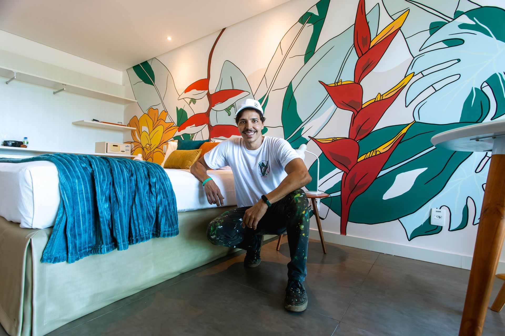 Gui Mancini com o mural no apartamento 117 do hotel.
