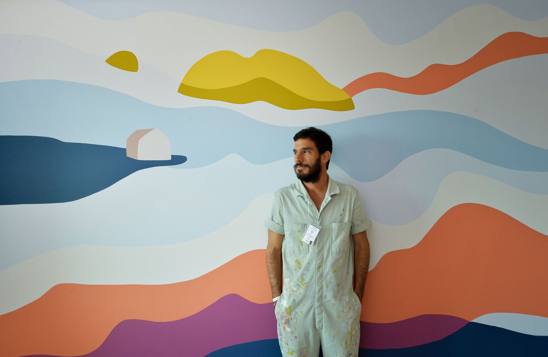 Rafael Uzai com o mural no apartamento 114 do hotel.