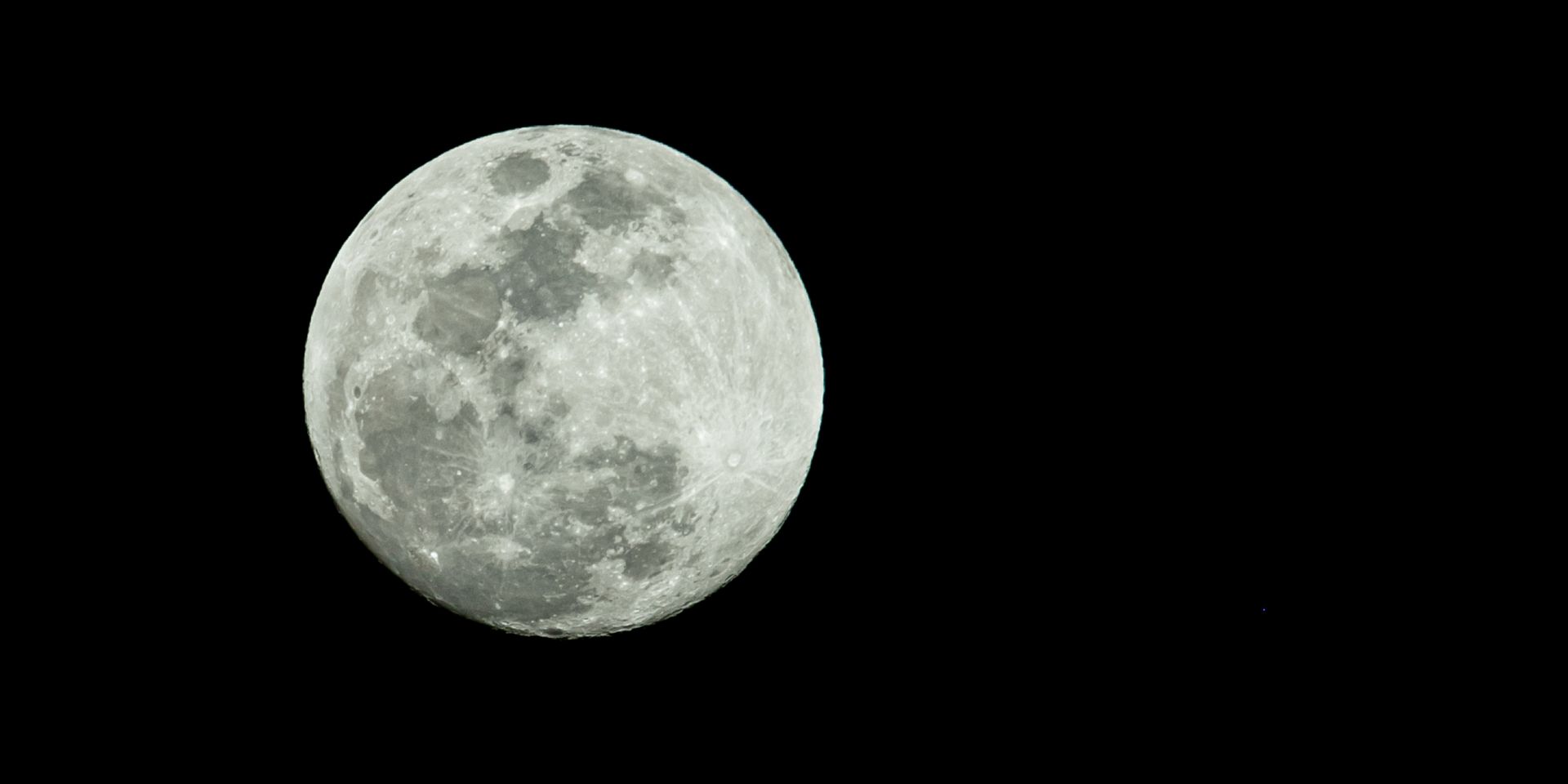 lua cheia em destaque no céu noturno escuro
