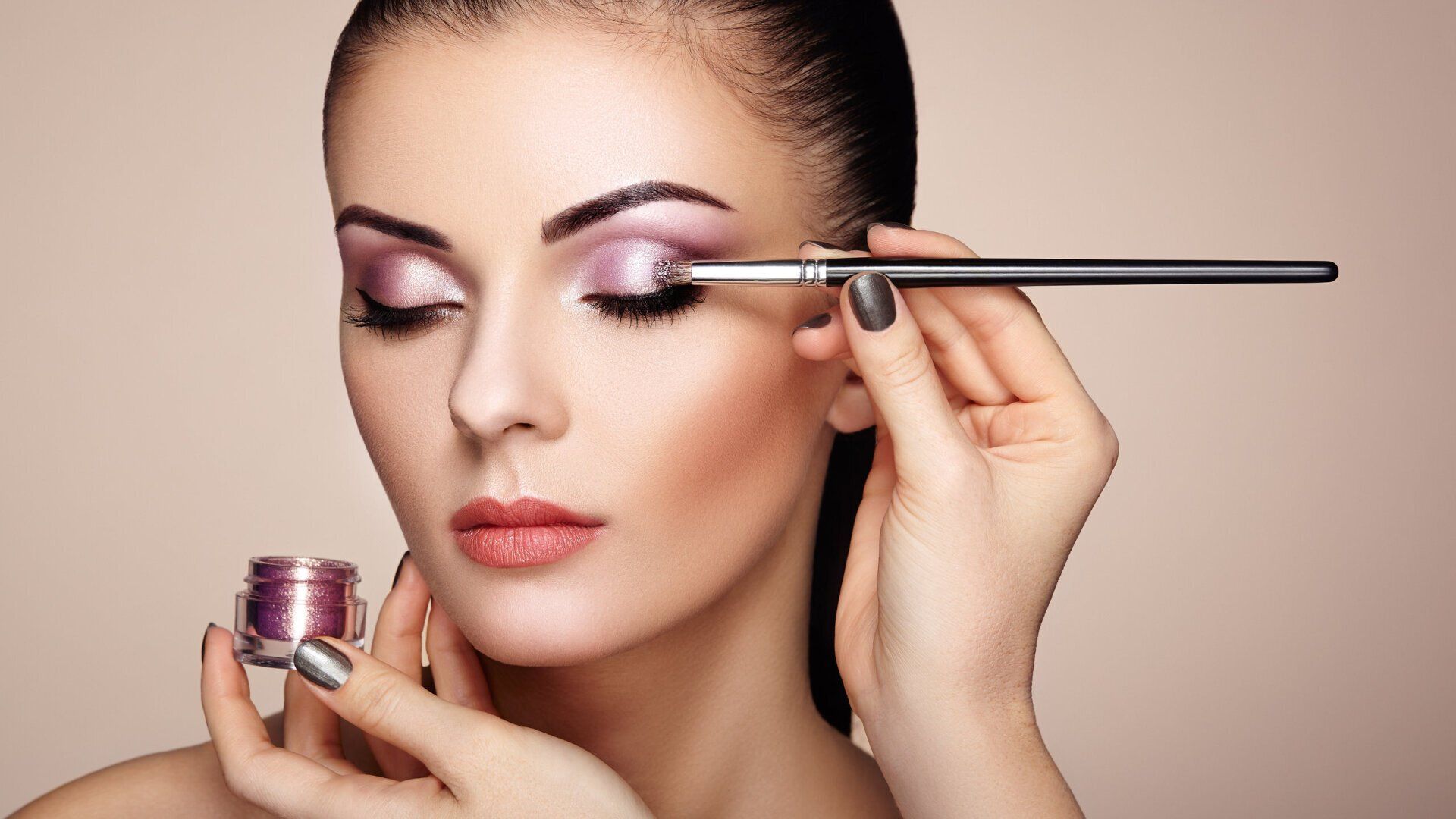MAKE-UP ARTIST