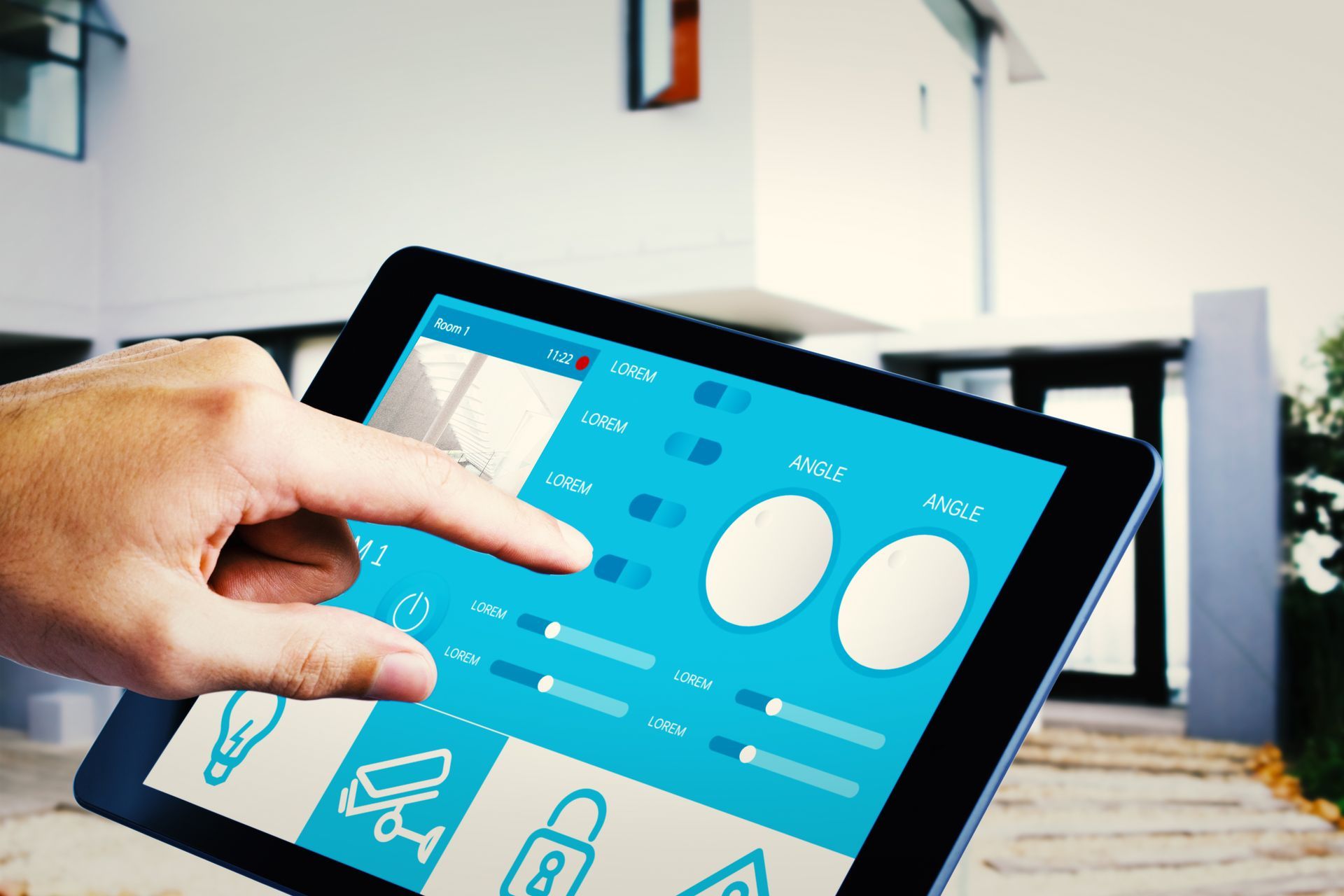 Una mano tocca un tablet che mostra una dashboard di controllo per la casa intelligente in una stanza moderna