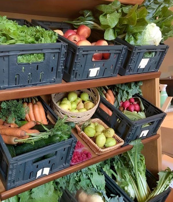 Uno scaffale pieno di tanta frutta e verdura