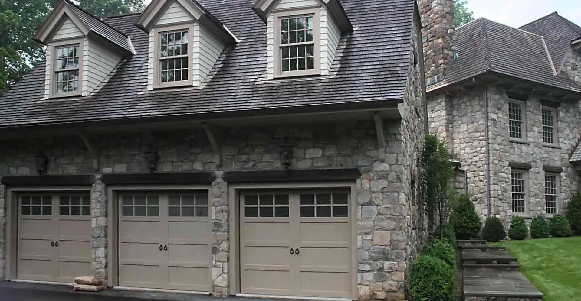 devon-road-residence-exterior-garage
