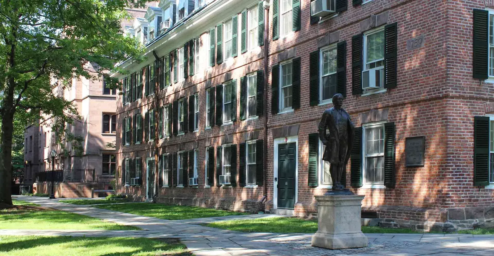 yale-old-campus-nathan-hale-statue