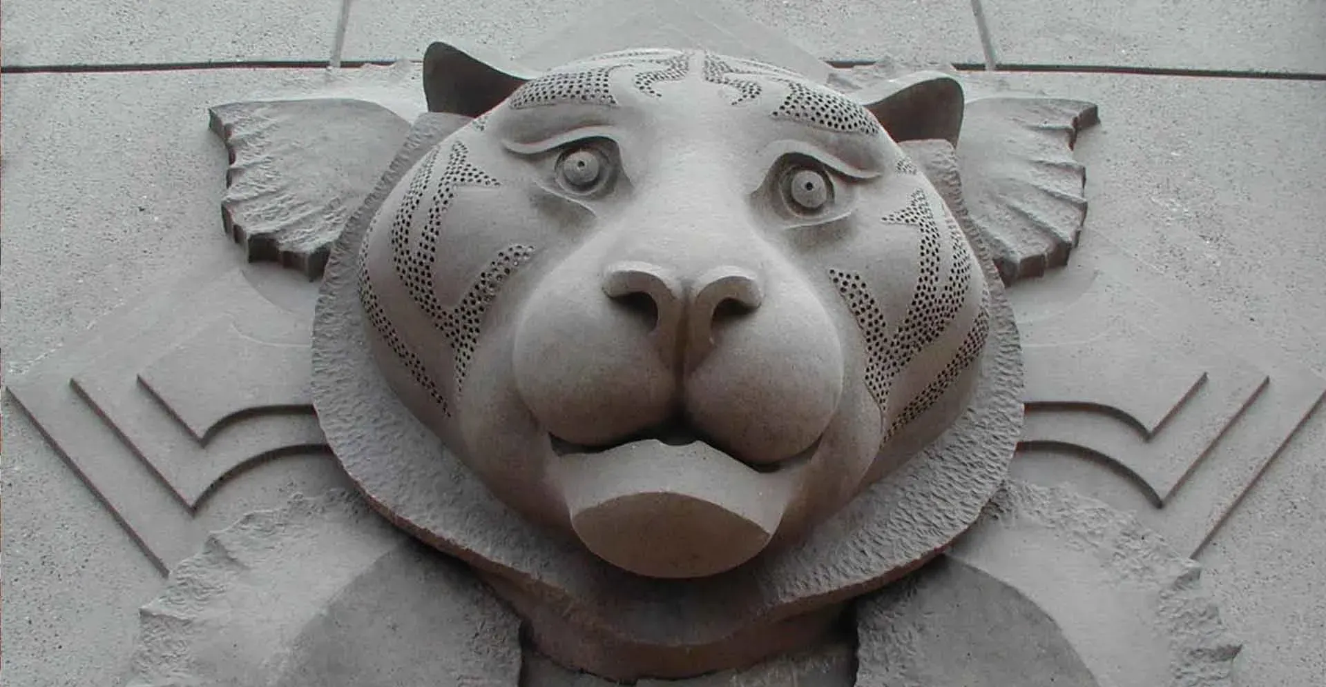 Truman_exterior_tiger