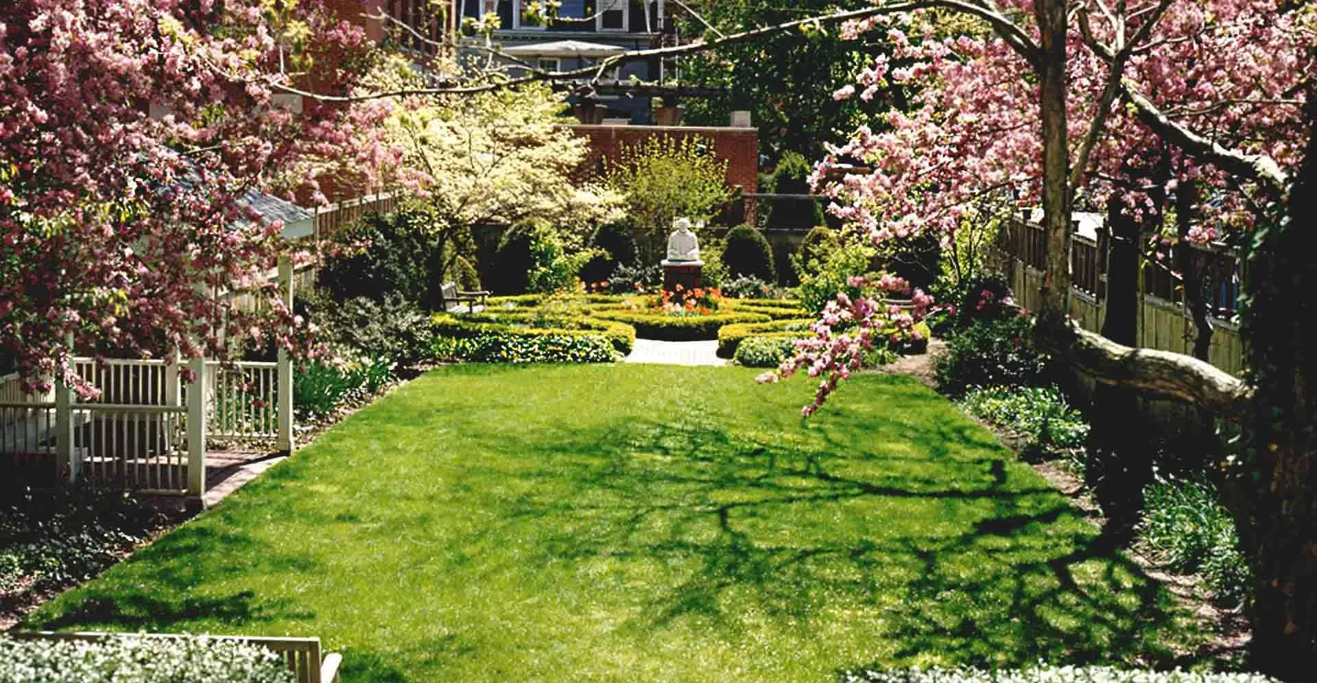elizabethan-library-garden