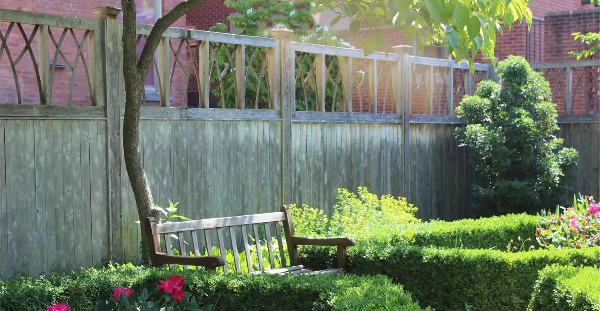 elizabethan-library-garden-fence
