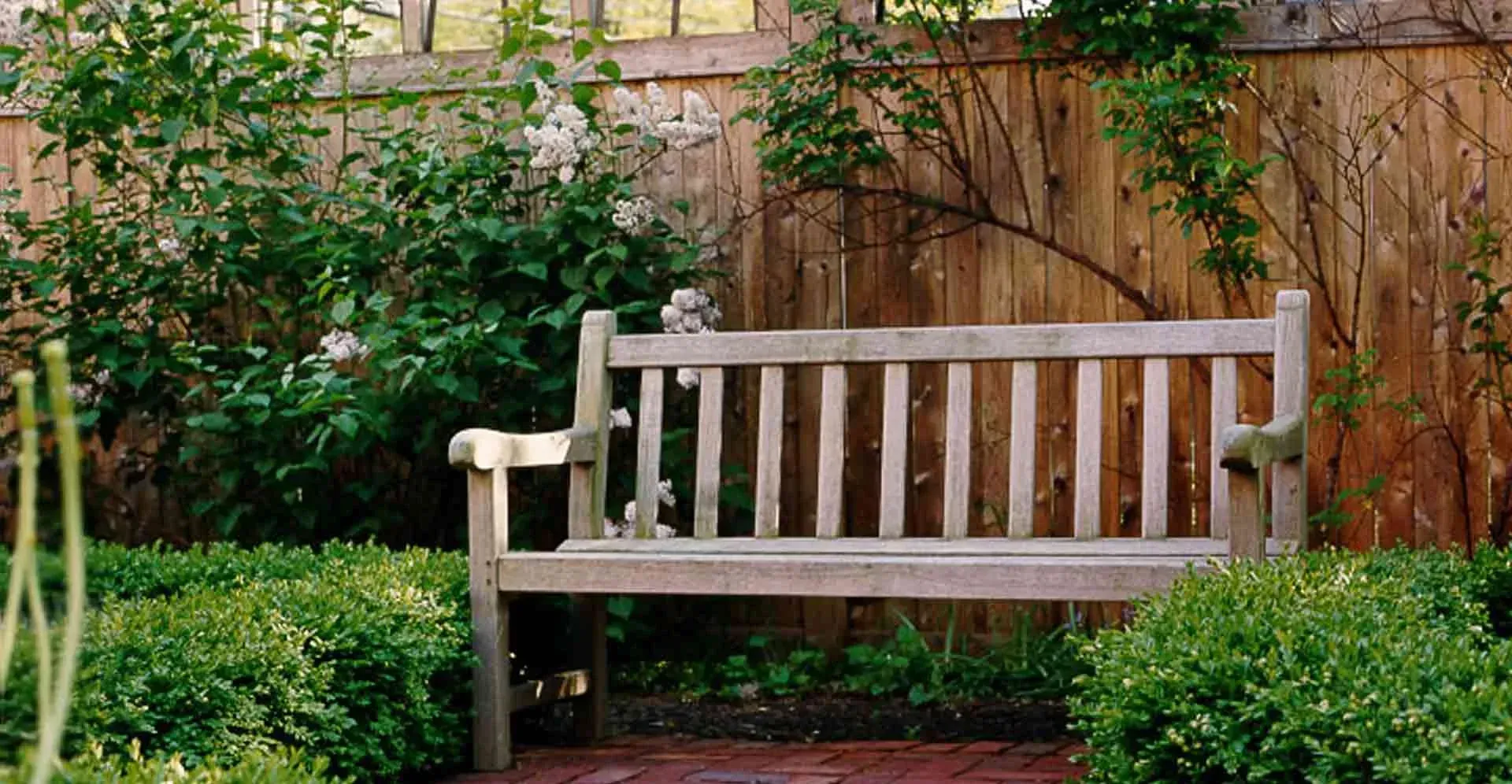 elizabethan-library-garden-bench