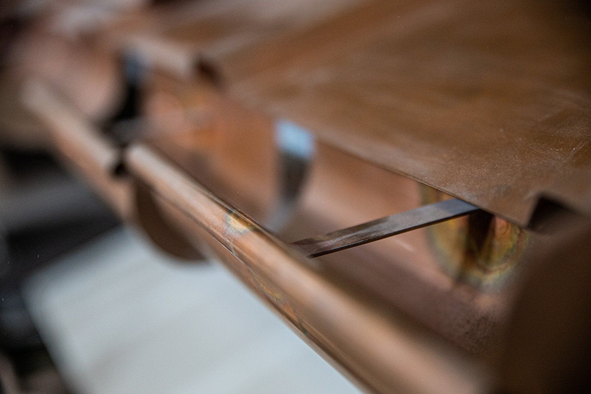 Primo piano di un cassetto in legno con una piccola maniglia in metallo, visto di lato.