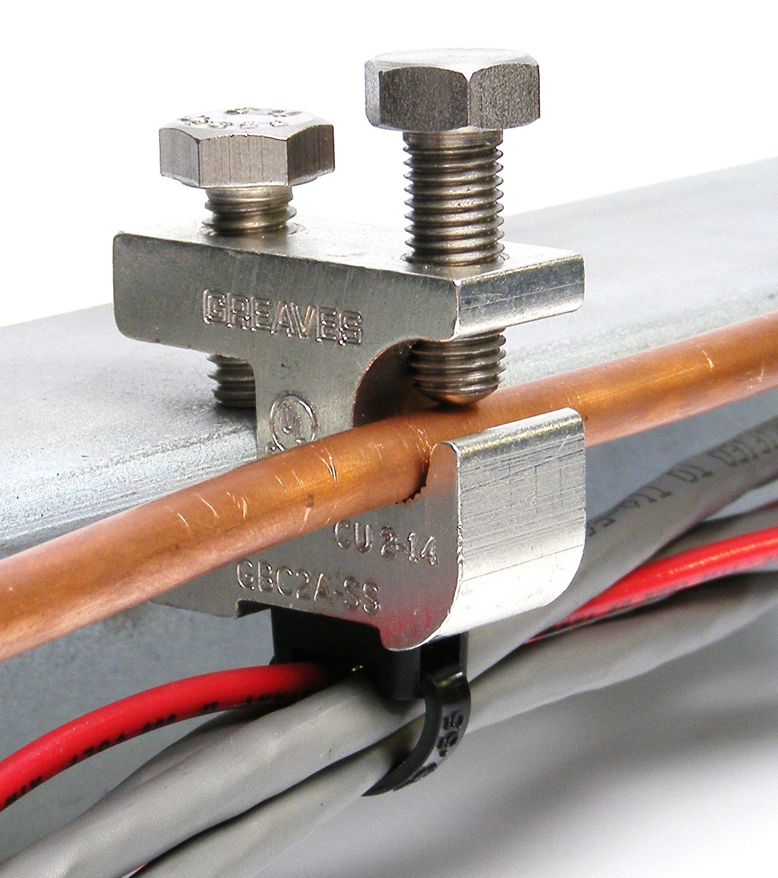 A close up of a metal clamp on a copper pipe