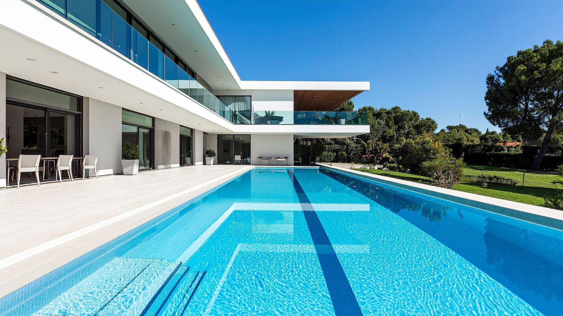 Nice home with a clean, well-maintained pool serviced by Southern Sun Pool Service