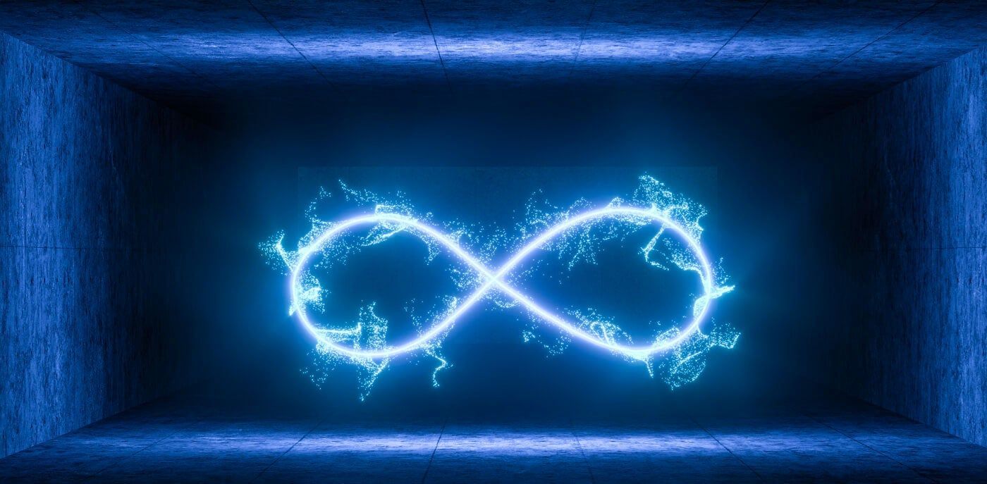 Símbolo de infinito azul brillante en una habitación oscura con estelas de luz de neón.