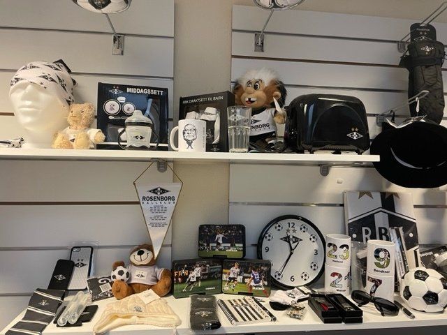 Hylle med RBK merch og diverse