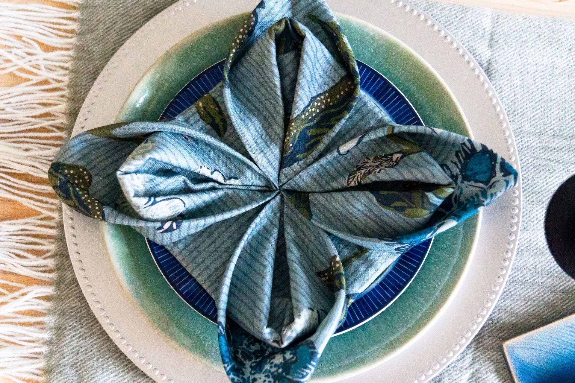 Blue and white plates with a blue serviette