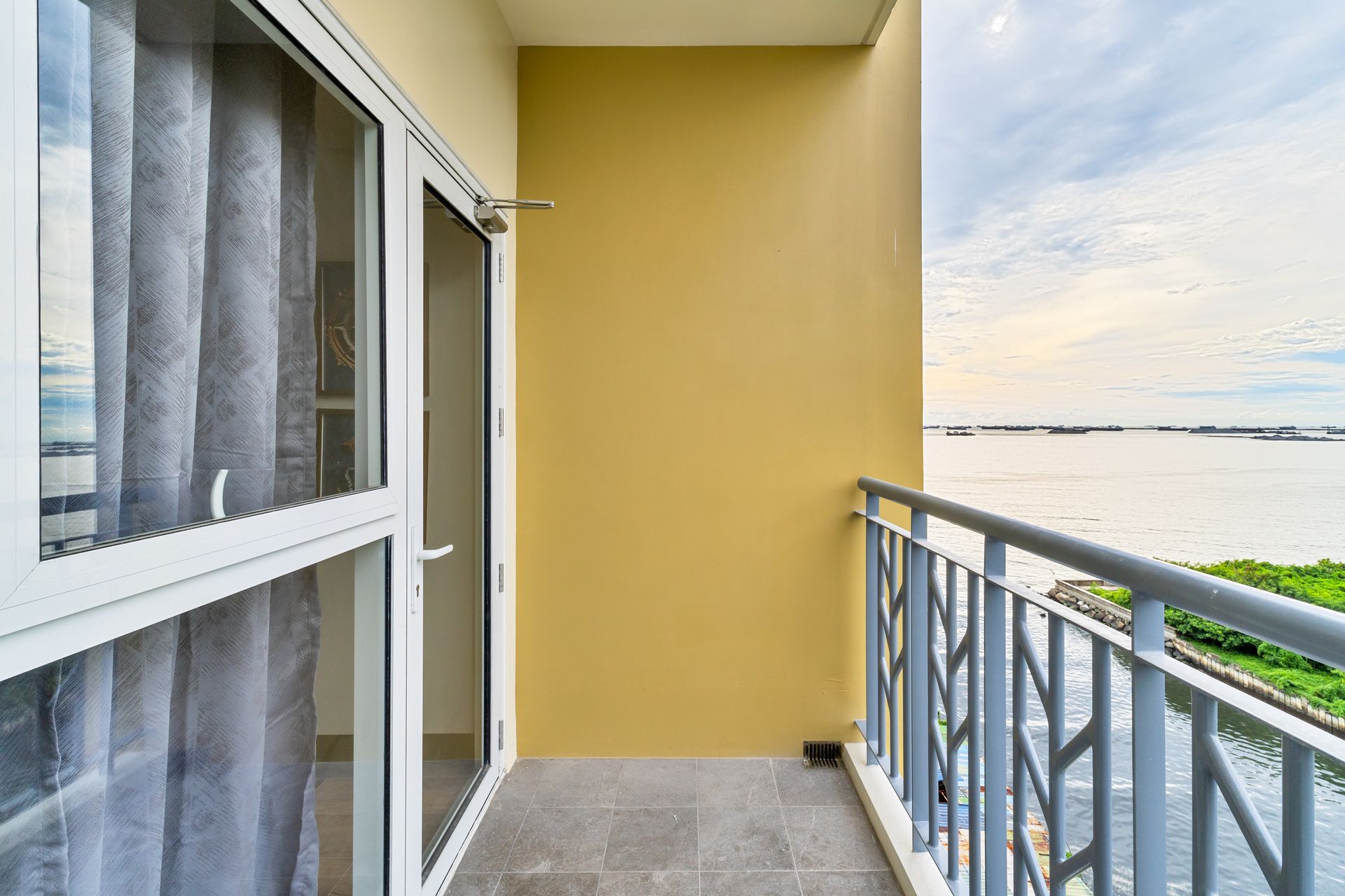 There is a balcony with a view of the ocean. Captains Quarters at Bayshore Luxe by Prime, Manila