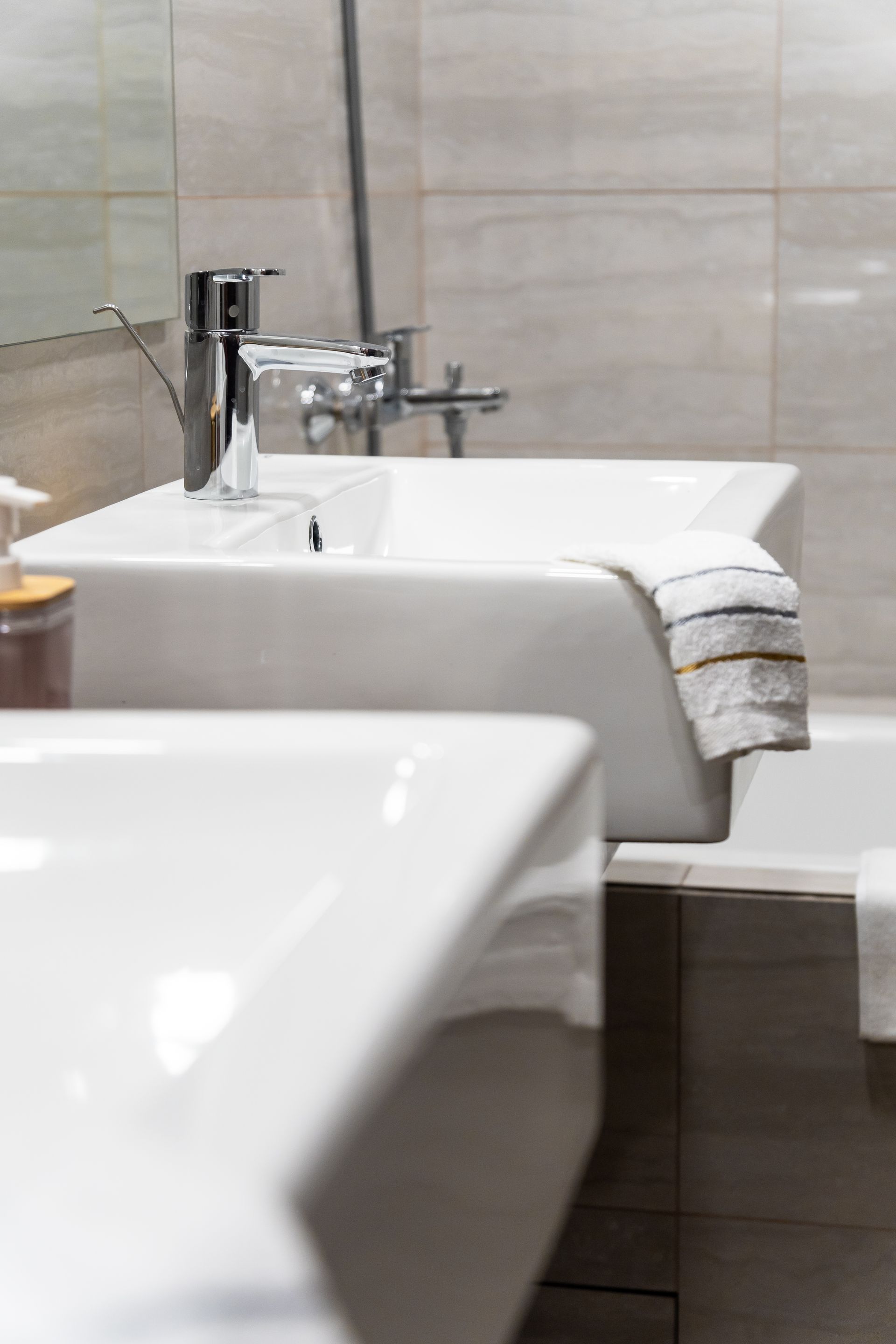 A bathroom with two sinks and a bathtub.
