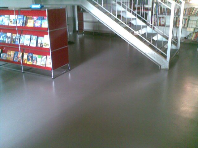 Superficie in resina e microcemento