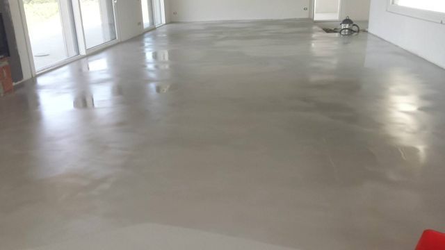Superficie in resina e microcemento