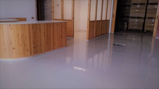 Superficie in resina e microcemento