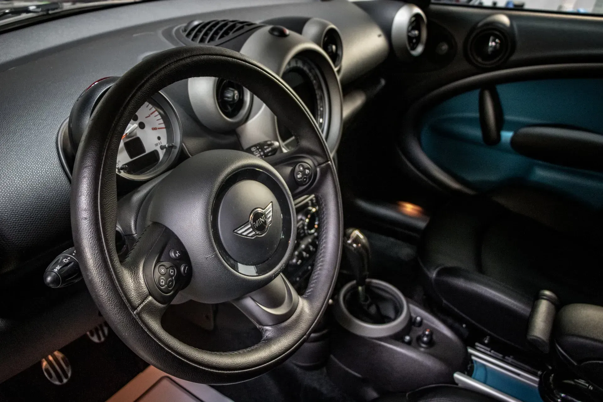 A close up of a steering wheel in a car