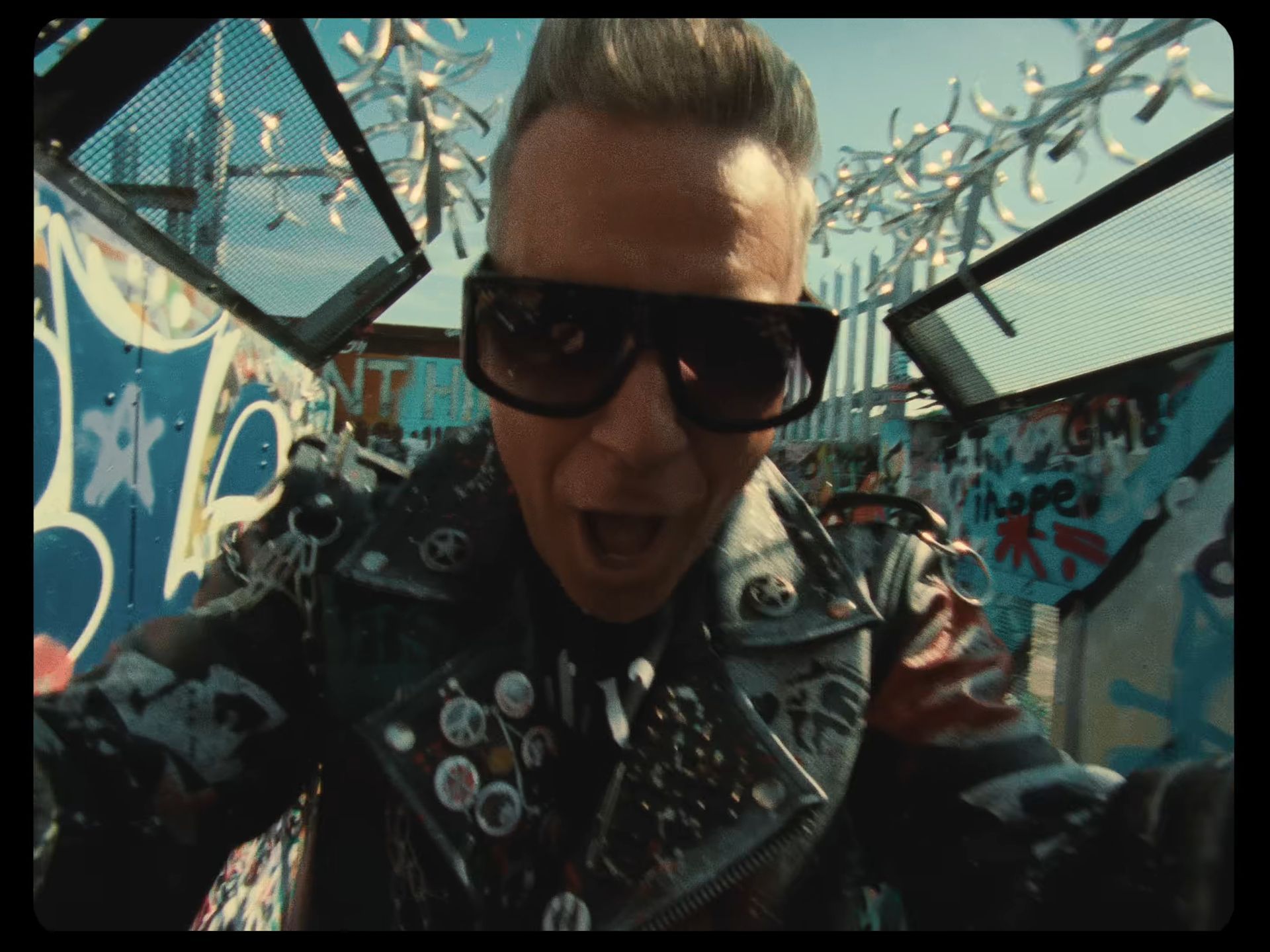 Robbie Williams prepara reencontro com fãs brasileiros após 20 anos