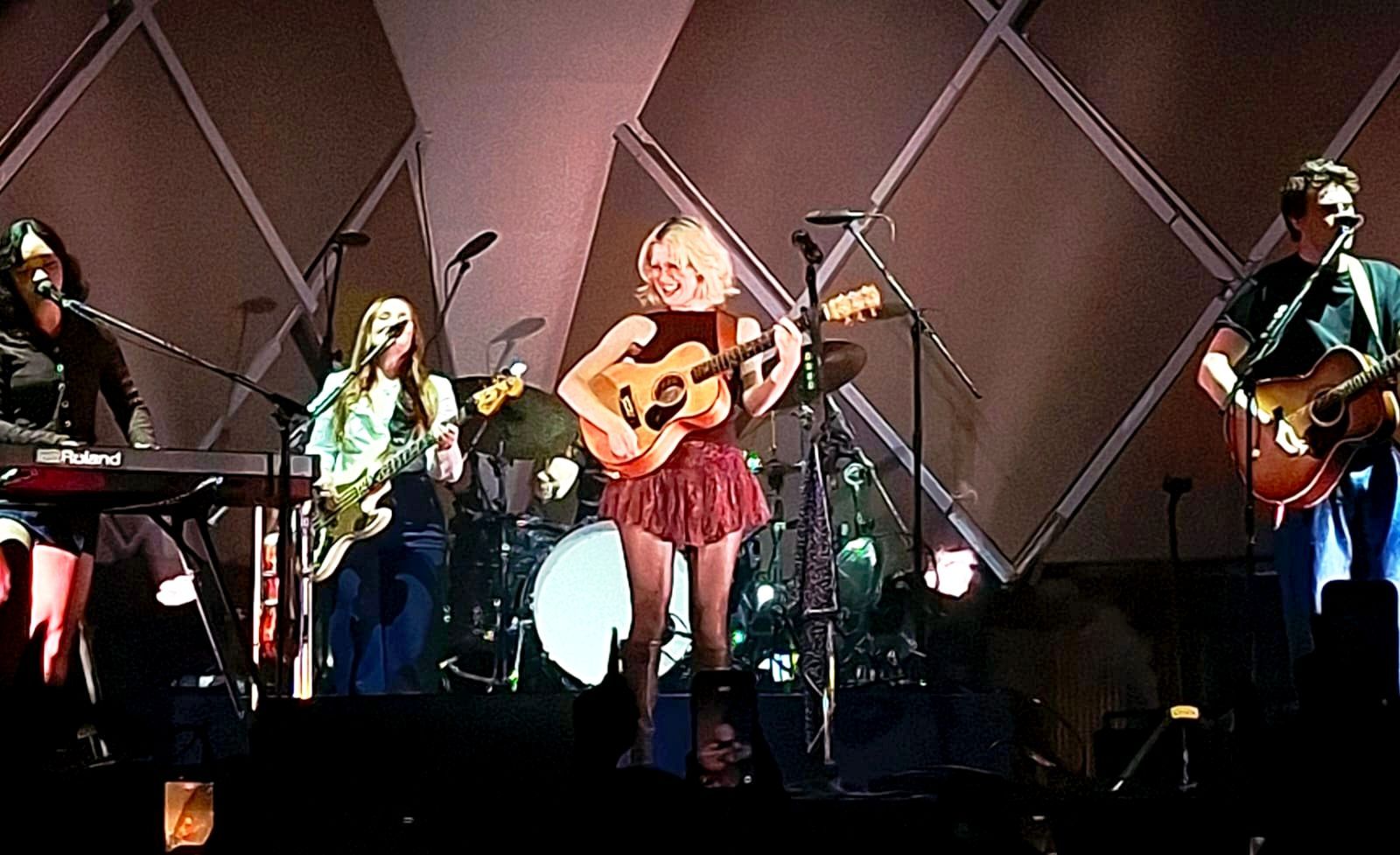 maisie peters em SP