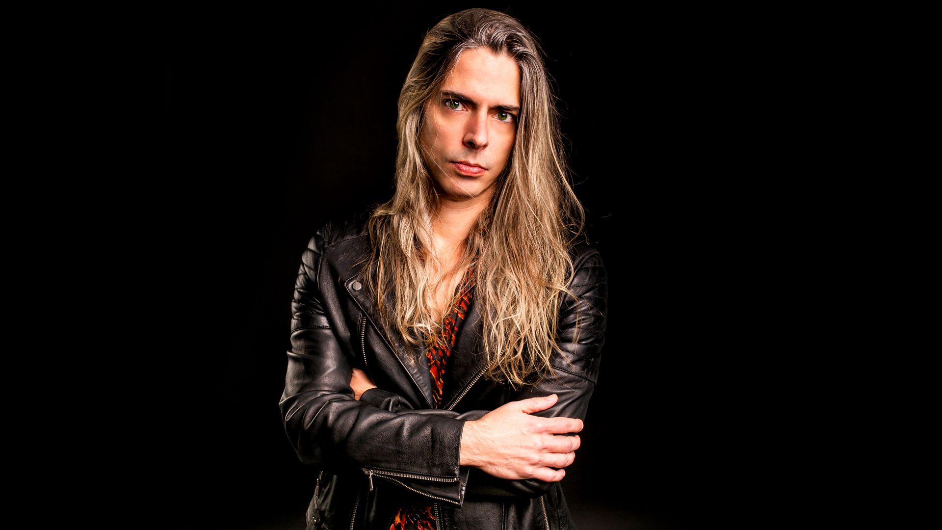 Alex Meister lança “Blame It on Love” e resgata a essência do hard rock oitentista