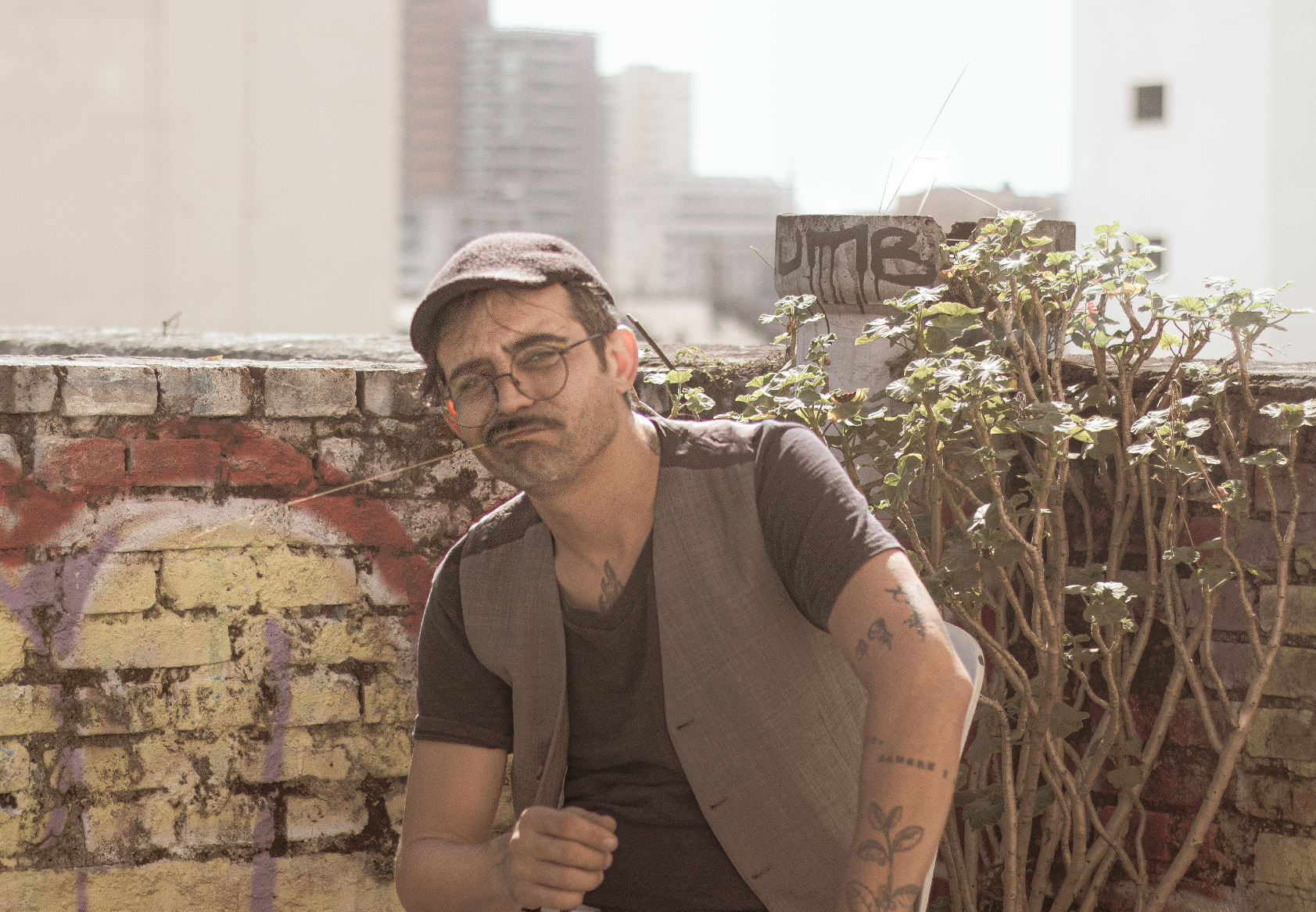 V3sp3ro transforma desilusões amorosas e crítica social em álbum lo-fi e quadrinhos