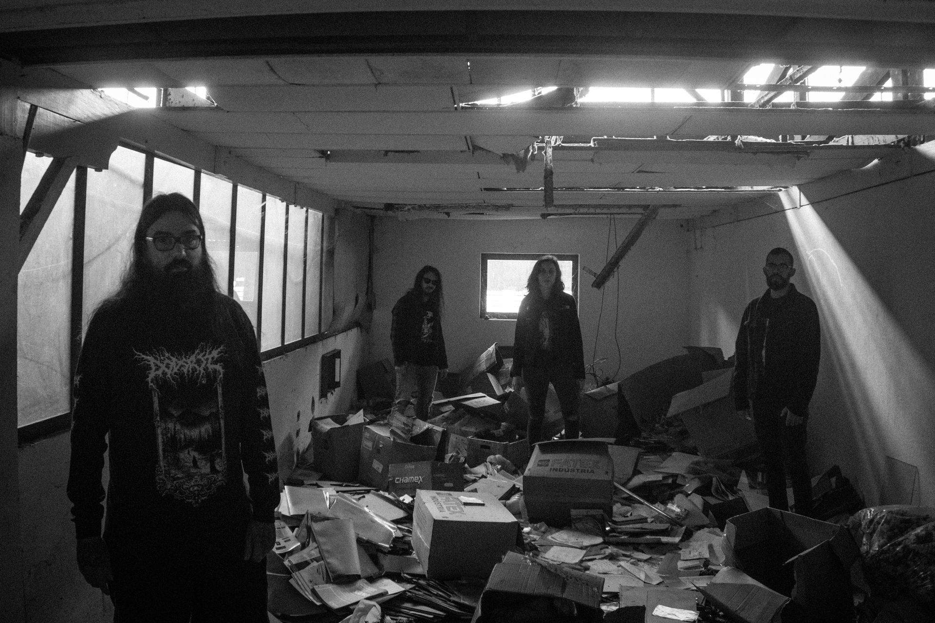 Manger Cadavre? lança clipe de “Obsolescência Programada” gravado em antiga fábrica