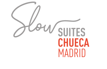 Logotipo de Slow Suites Chueca Madrid en texto gris y rojo.