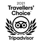 Logotipo del premio Travellers' Choice de Tripadvisor 2021 con búho y corona de laurel en negro sobre blanco.