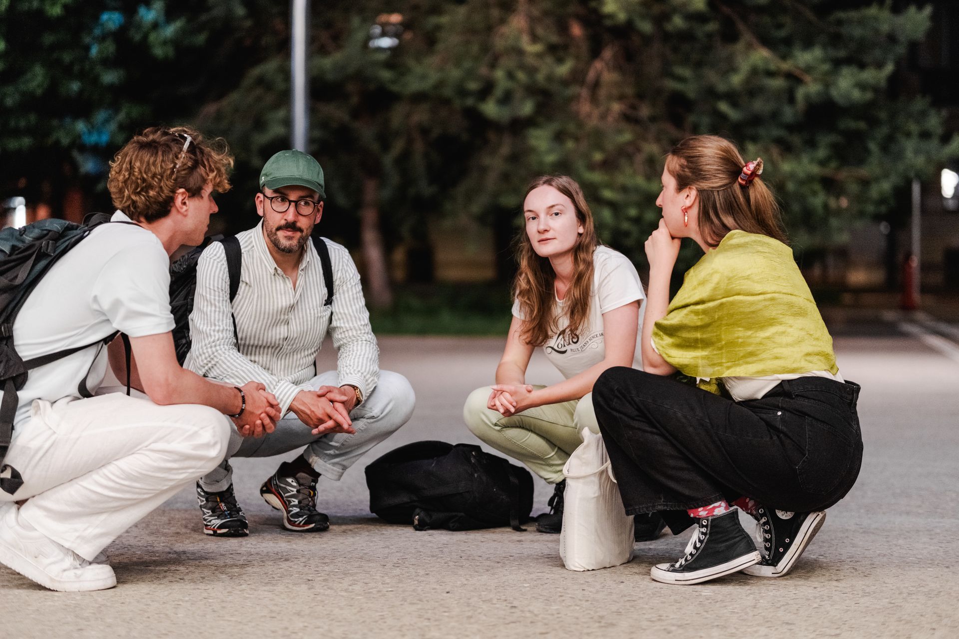 L&rsquo;espace public cristallise les enjeux et les d&eacute;fis du vivre-ensemble et les collectivit&eacute;s publiques ont besoin de mieux anticiper sa transformation, &agrave; l&rsquo;aune des d&eacute;r&egrave;glements climatiques. Notre approche, m&ecirc;lant enqu&ecirc;te de terrain qualitative et analyse des donn&eacute;es quantitatives, permet d&rsquo;identifier les actions d&rsquo;apaisement, les optimisations de l&rsquo;ergonomie de l&rsquo;espace, l&rsquo;am&eacute;lioration de l&rsquo;inclusivit&eacute;, tout en consid&eacute;rant les besoins individuels des diff&eacute;rents publics et la r&eacute;gulation des usages collectifs. Nous intervenons aussi bien en amont de projets de requalification d&rsquo;espace public ou de renaturation qu&rsquo;en &eacute;valuation et suivi de mesures.