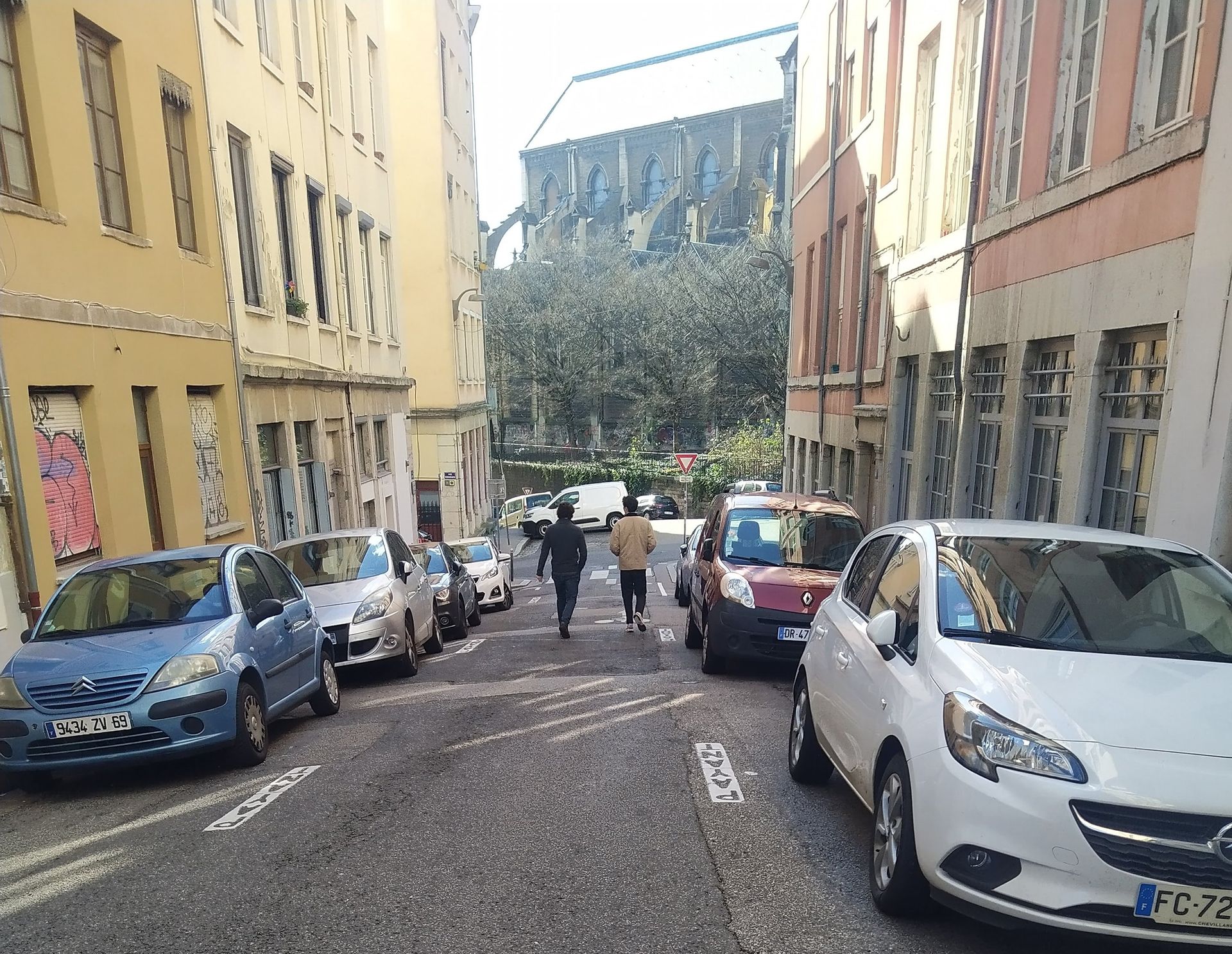 Des personnes assises à une table consultent des cartes et des post-it pendant une réunion. Un homme montre du doigt ; les autres écoutent.