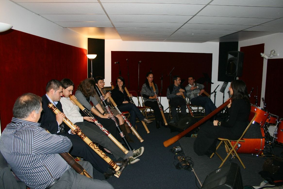 Un groupe de personnes jouant d'un instrument dans une pièce