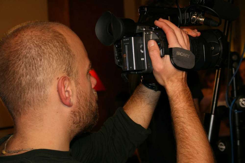 Un homme tient un appareil photo Sony dans ses mains.