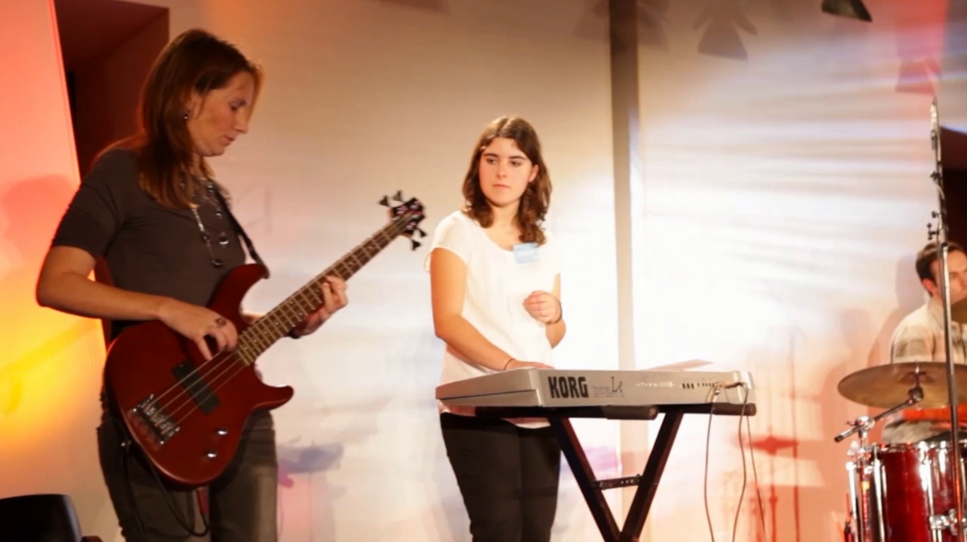 Un homme joue de la guitare et une femme joue du clavier.