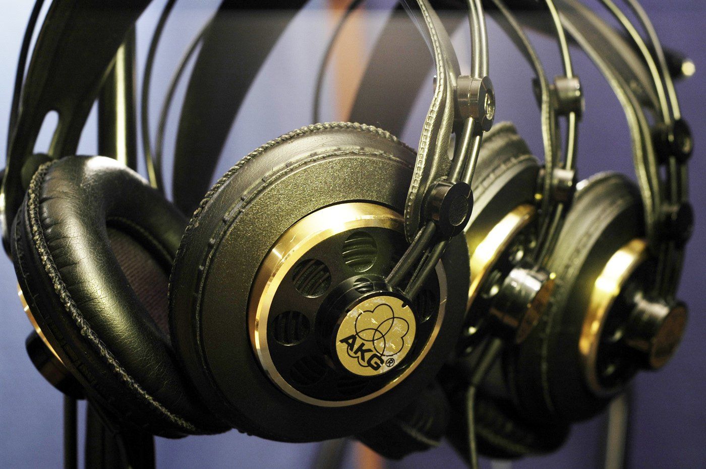 Une paire d'écouteurs AKG posés sur un support