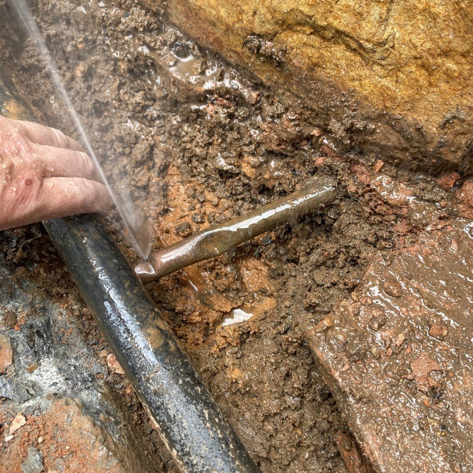 Burst cooper pipe with water coinng out fast getting repaired